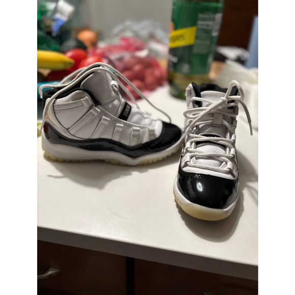 Jordan Boys' Shoes Sneakers 1Y White Black - Picture 2 of 7